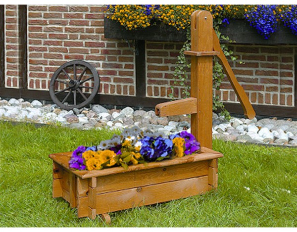 Holztrog eckig mit Holzschwengelpumpe