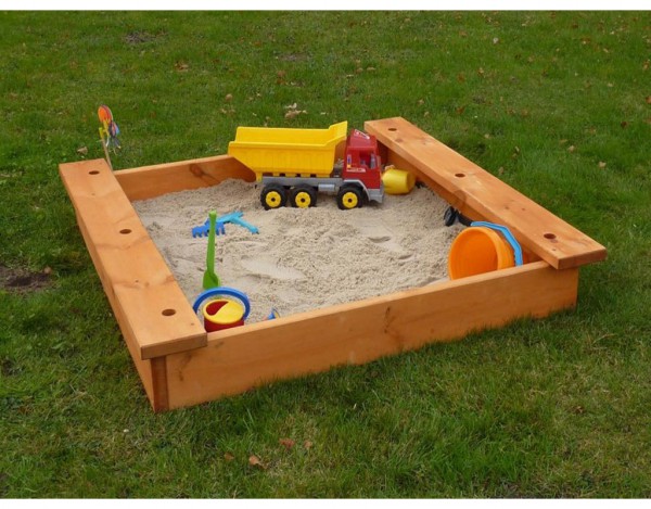 Sandkasten mit Sitzbrett und Schirmhalterung