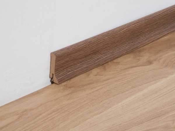 Sockelleiste Eiche antikbraun 2204 Profil 4 K Dekor