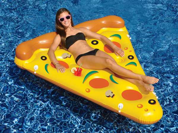 Schwimmendes Pizzastück